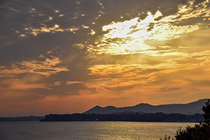 「空から射す夕日」の写真素材