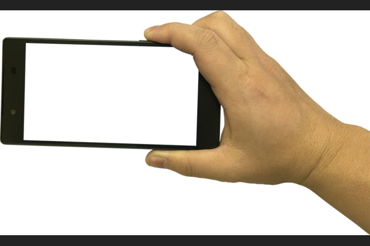 スマートフォンをかざしてる