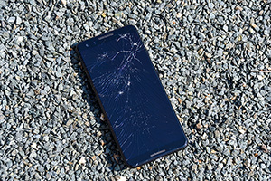 「画面が割れたスマートフォン」の写真素材