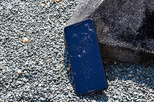 「画面が割れたスマートフォン2」の写真素材